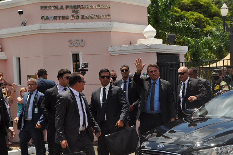 Passagem pelo Portão da EsPCEx tem a presença do presidente Jair Bolsonaro