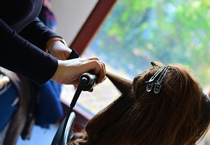 Programa Recomeça beneficiará profissionais como cabeleireiros e manicures