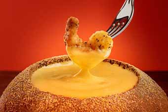 Uma nova experiência ao saborear fondue: sai o réchaud, entra o pão australiano