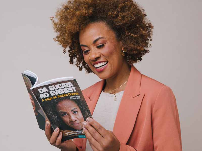 Primeira mulher negra latino-americana a chegar ao topo do mundo autografa livro em Campinas