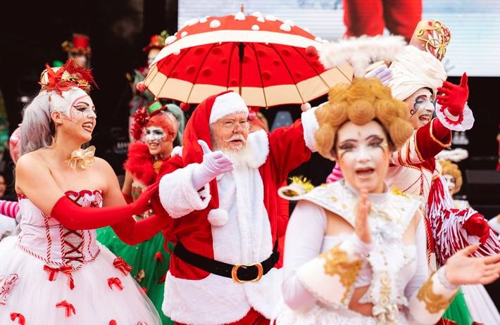 Parada com 100 personagens e decoração especial abrem temporada de Natal do Iguatemi Campinas