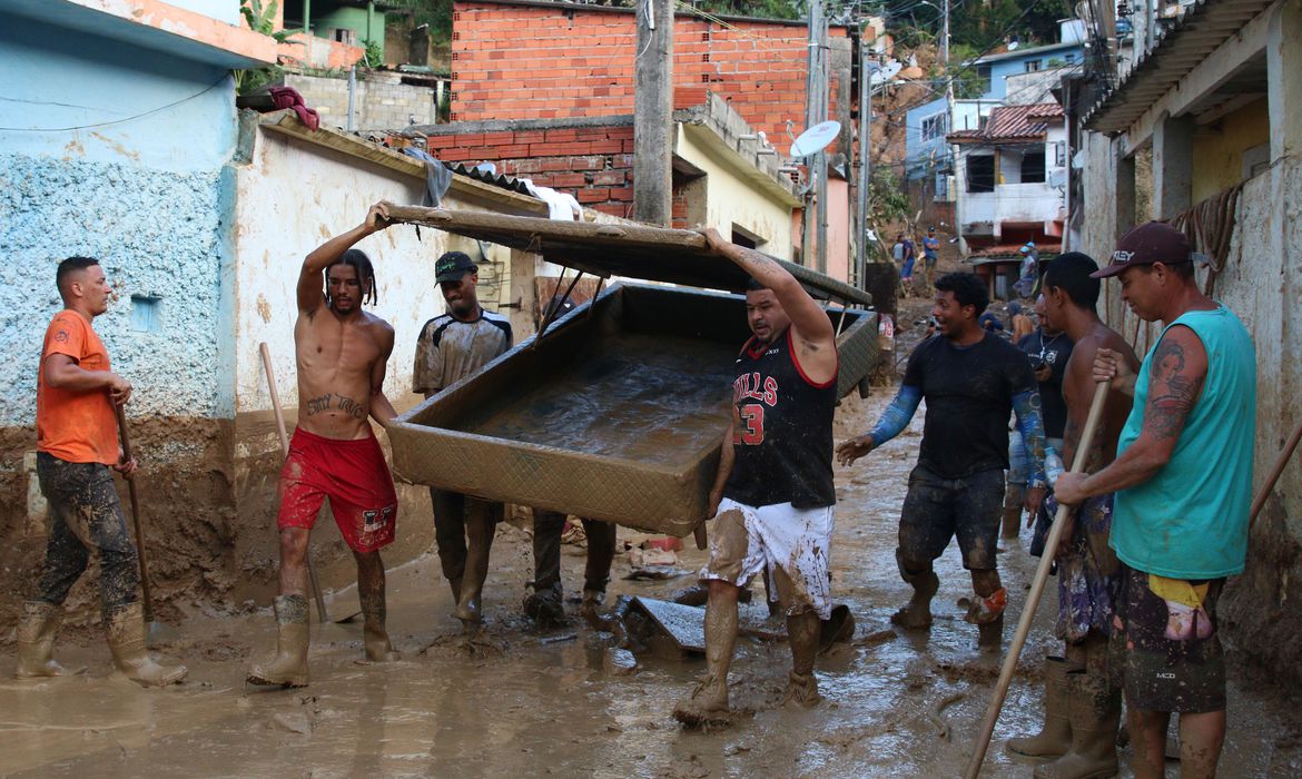 Famílias em São Sebastião recebem 7,5 toneladas de doações