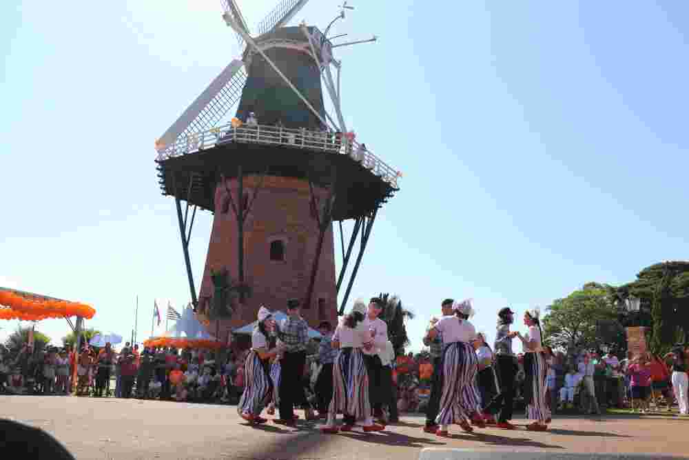 Milhares de pessoas celebram o Dia do Rei em Holambra