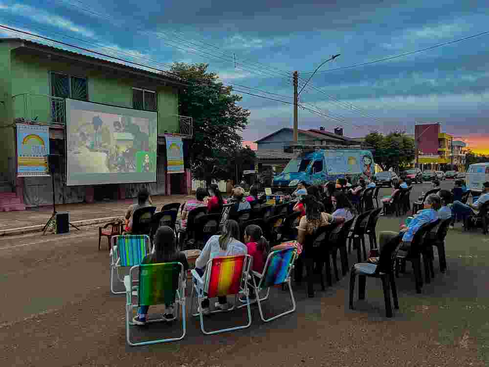 Furgão do CineSolar estaciona em Campinas com sessões gratuitas de cinema movido a energia solar