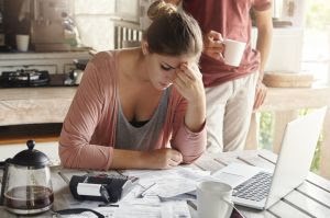 80% das mulheres são afetadas pelo endividamento