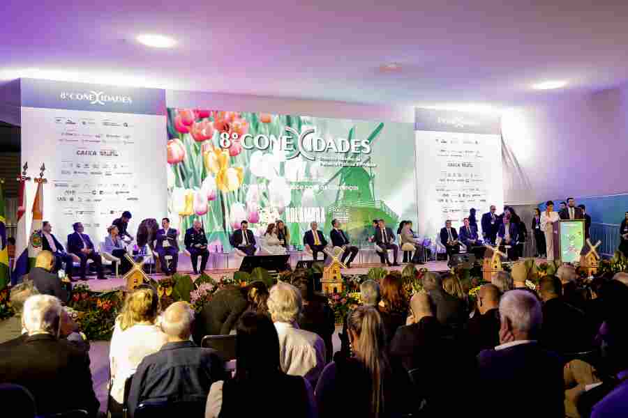 Conexidades reuniu prefeitos regionais e o vice governador durante a cerimonia de abertura Divulgacao