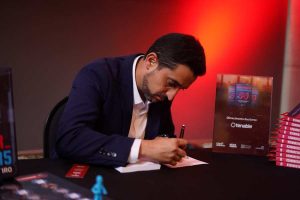 Vinicius Perallis autografa sua obra Divulgacao
