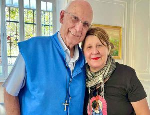 Padre Júlio Lancellotti abre mostra de artes em Espírito Santo do Pinhal 3 Padre Julio Lancellotti e Monica Sucupira da Cia da Hebe Divulgacao