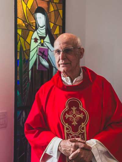 Padre Júlio Lancellotti abre mostra de artes em Espírito Santo do Pinhal