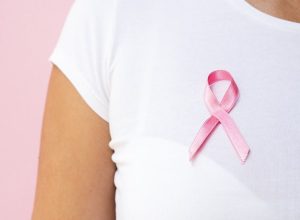 Laco rosa da campanha de prevencao ao cancer de mama Foto Freepik