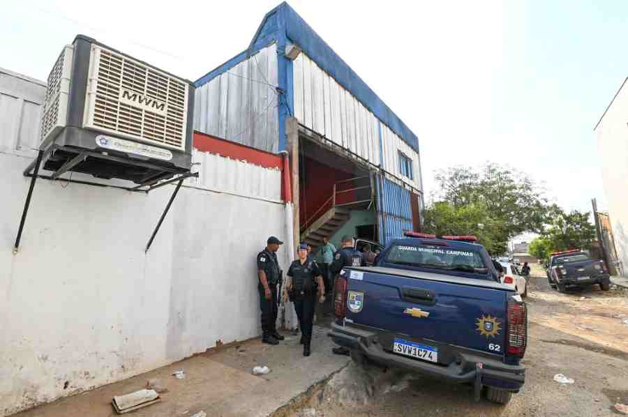 No barracao funcionava um centro clandestino de adulteracao de rotulos e tampas. Foto Rogerio Capela PMC