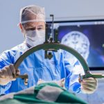 Hospital realiza cirurgia inédita à distância para tratamento de Parkinson