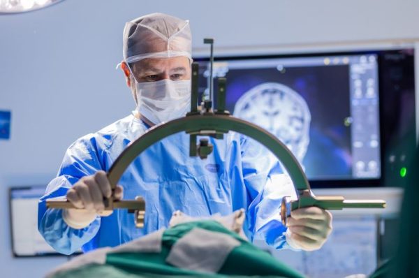 Hospital realiza cirurgia inédita à distância para tratamento de Parkinson