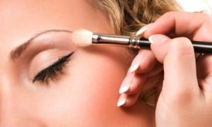 Maquiagem deve ser feita com cuidade e produtos no prazo de validade Divulgacao