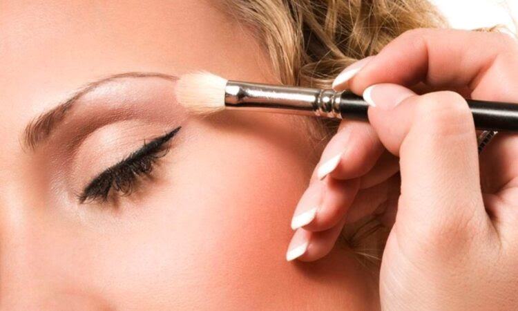 Maquiagem deve ser feita com cuidade e produtos no prazo de validade Divulgacao