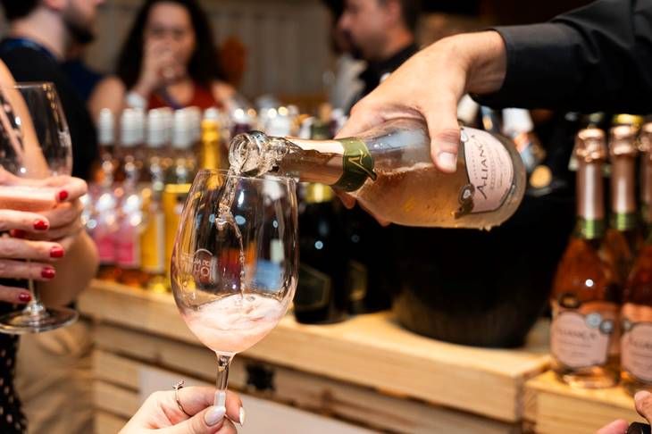 Evento promove degustacoes ilimitadas e experiencias enogastronomicas Divulgacao