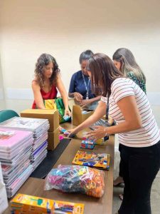 Grupo de voluntarios do programa Mobiliza organiza kits escolares para doacao. Foto Divulgacao