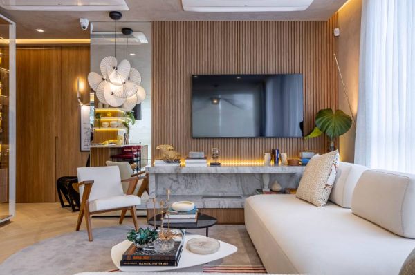 Vernissage solidário com peças de stand decorado arrecada recursos para a instituição Dias da Cruz