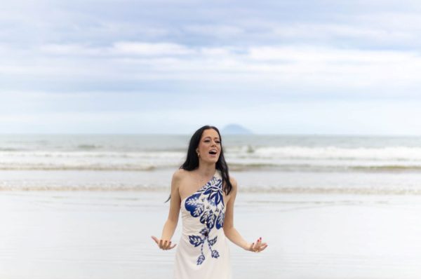 Letícia Zuppi lança canção sobre a mulher que não tem medo de amar