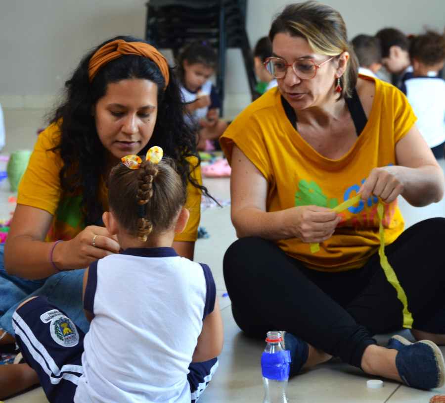 Professoras interagem com alunos Divulgacao