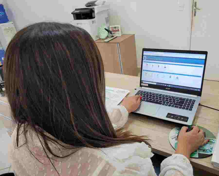 Jovem pesquisa em Site Divulgacao