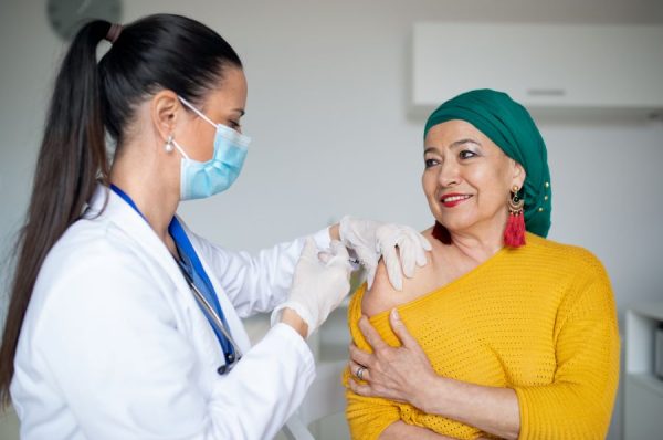 Doenças respiratórias elevam alerta para vacinação de pacientes em tratamento de câncer