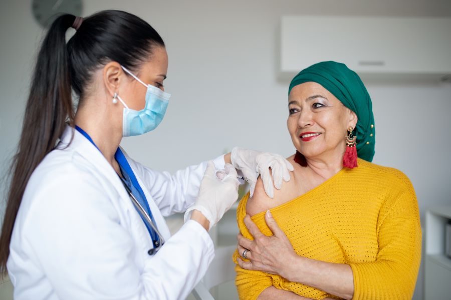 Mulher sendo vacinada Imagem halfpoint