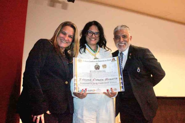 Cruz do Mérito JK reconhece impacto nacional de Fabiana Minarro
