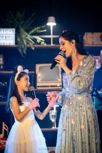 Leticia Zuppi com a filha Vitoria no show Memorias Foto Juliana Helal