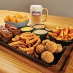 Outback lança campanha de futebol e transforma restaurantes em ponto de encontro dos torcedores