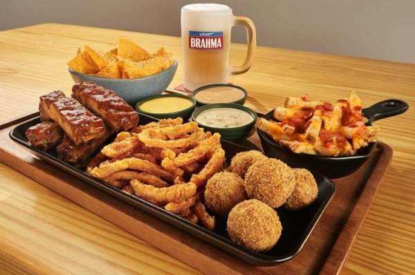Outback lança campanha de futebol e transforma restaurantes em ponto de encontro dos torcedores