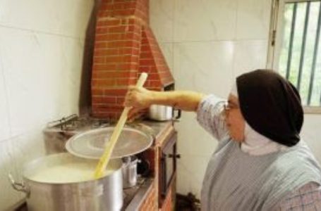 Destaques para galinhada macarronada e doces feitos pelas Monjas Divulgacao