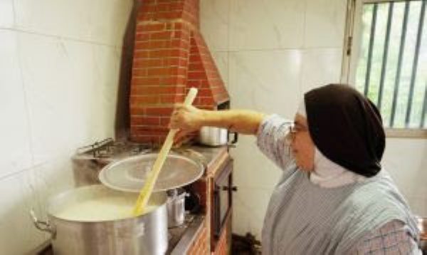 Destaques para galinhada macarronada e doces feitos pelas Monjas Divulgacao