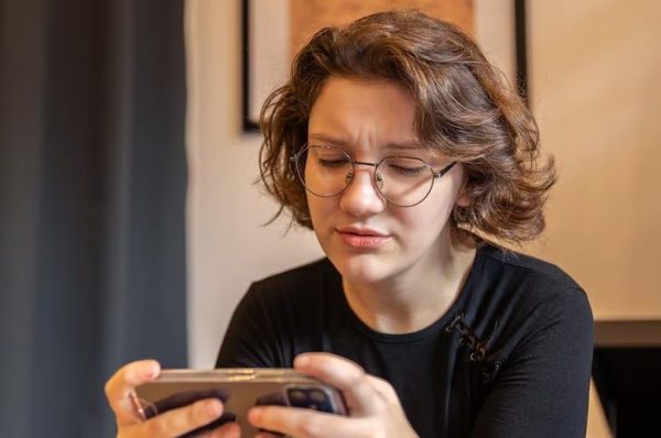 Alta miopia aumenta moscas volantes entre jovens