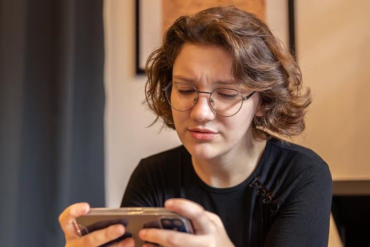Jovem no celular Freepik
