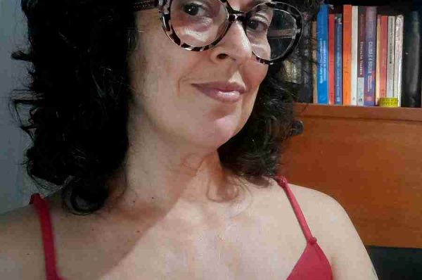 ‘Livro Novo com Escritos Velhos’ é a nova obra da poeta Luciana Barbeiro