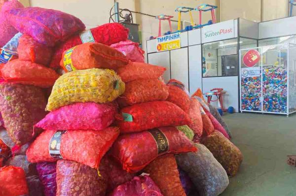 Tampinha Legal transforma mais de 2 mil toneladas de tampas em recursos para entidades assistenciais