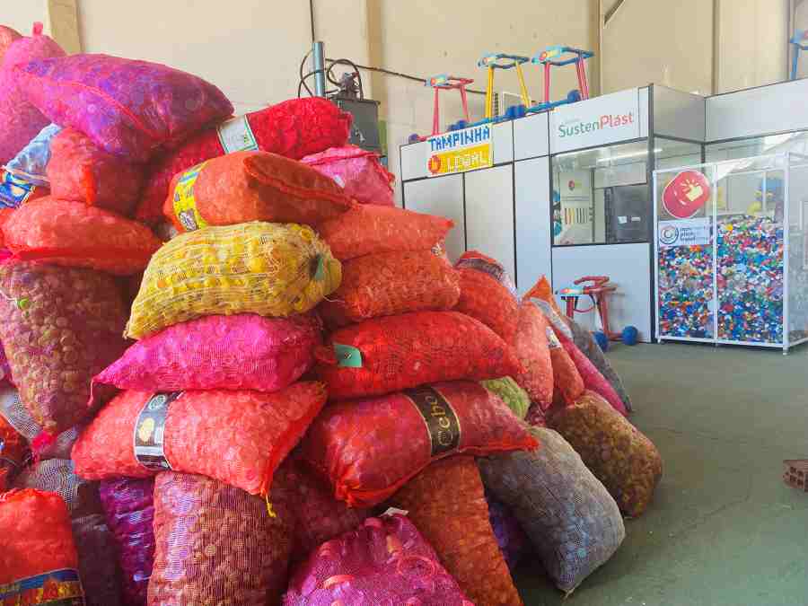 Tampinha Legal transforma mais de 2 mil toneladas de tampas em recursos para entidades assistenciais