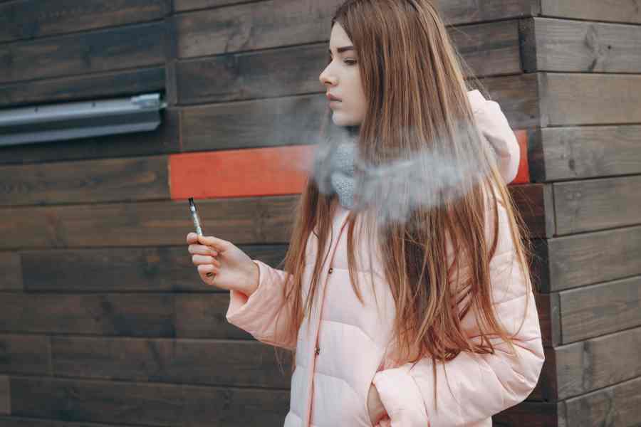Jovem usa cigarro eletronico Divulgacao