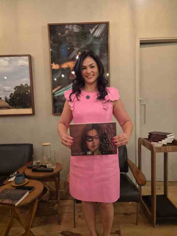 Suzana Alves apresenta seu livro Foto Lazara Paes Leme