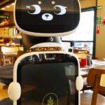 Robô tem a função de garçom em padaria de Valinhos