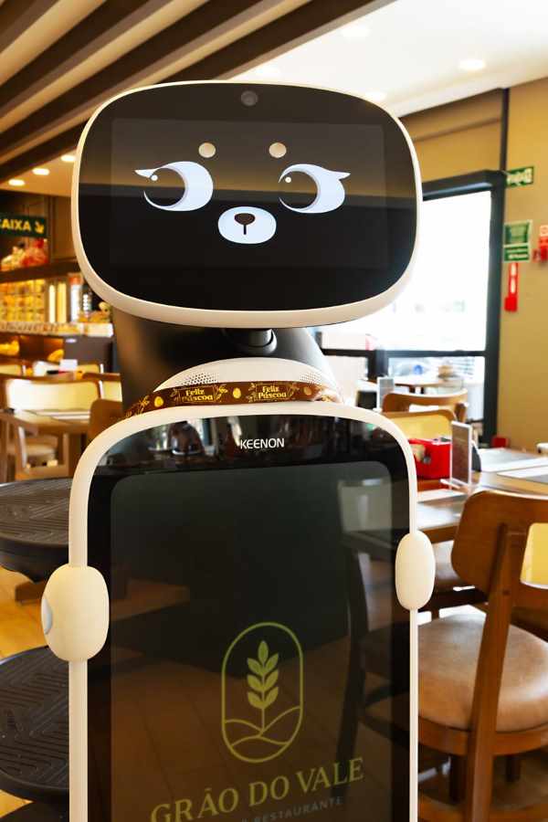 Robô tem a função de garçom em padaria de Valinhos
