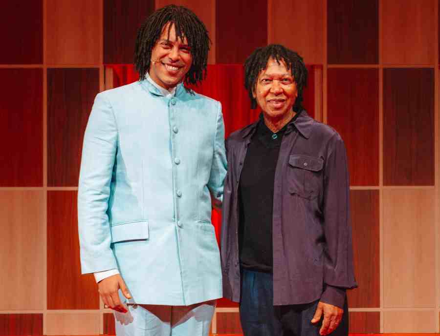 Cantor interprete ao lado de Djavan que nao estara no espetaculo Divulgacao