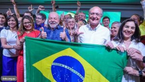 Lula está reeleito presidente do Brasil após disputa com Flávio Bolsonaro 3 Lula comemora a vitoria ao lado de Alckmin e aliados Divulgacao